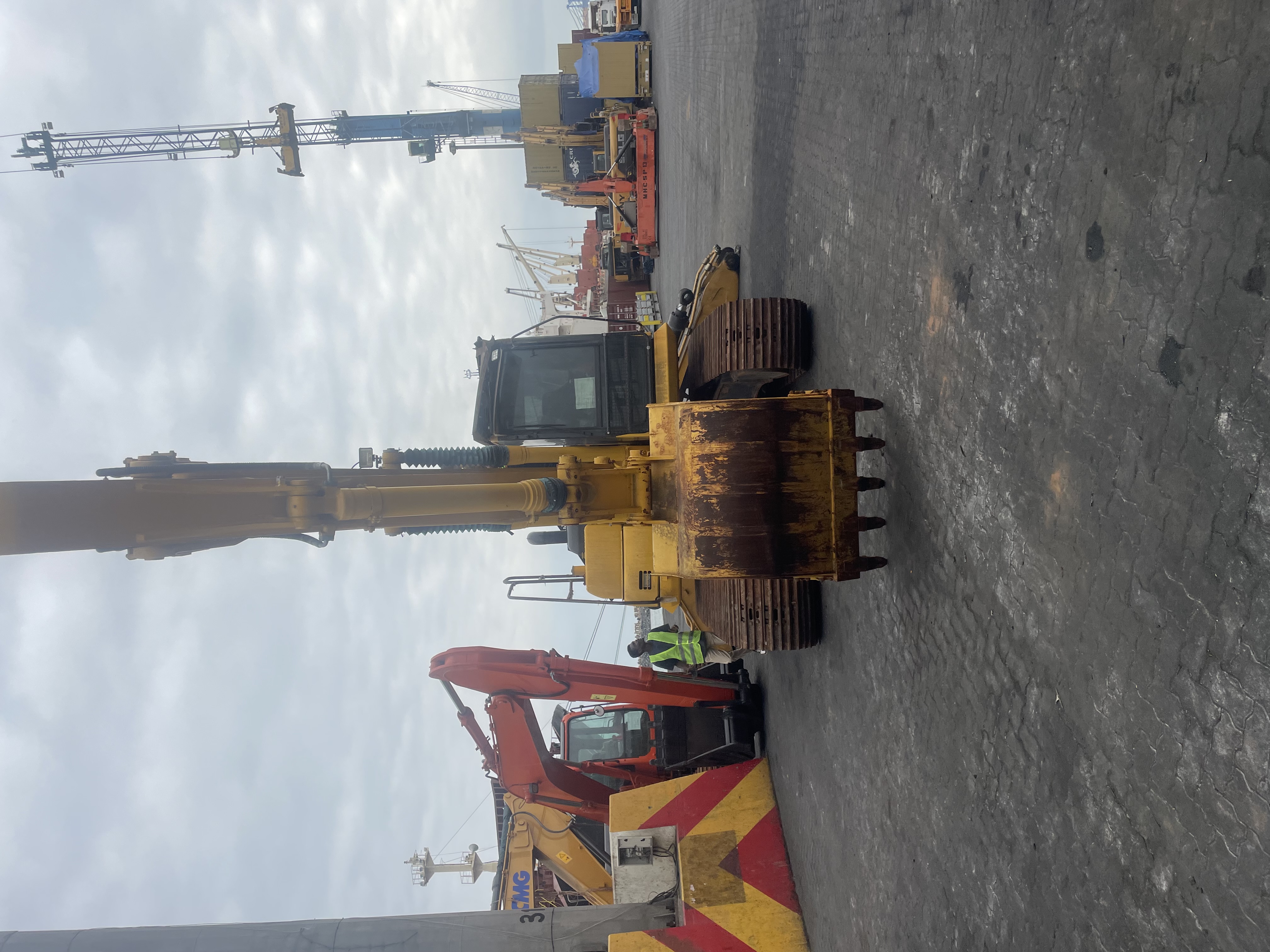 Komatsu Excavator PC220 thumbnail 4